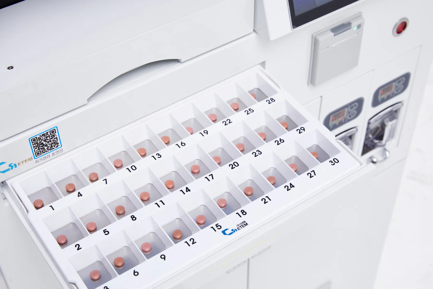 30-cell Manual Divide Unit tray with tablets loaded